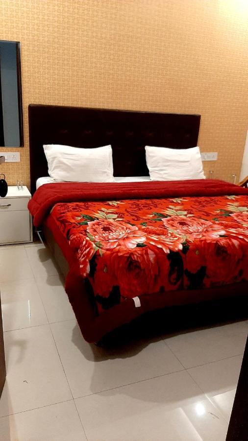 Hotel Hollywood Zirakpur Exteriér fotografie