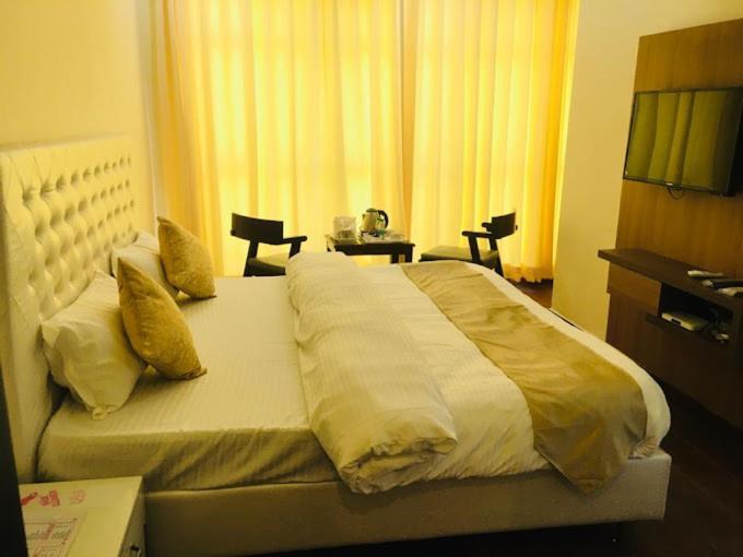 Hotel Hollywood Zirakpur Exteriér fotografie